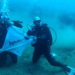 Αθλητές του καράτε σήκωσαν σημαία στα 25 μέτρα κάτω από την επιφάνεια του Παγασητικού
